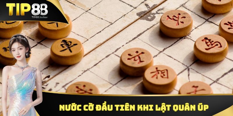 Nước cờ đầu tiên khi lật quân úp